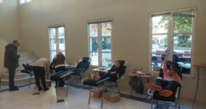Στο Παπαστράτειο Μέγαρο Αγρινίου από τις 08:30 το πρωί ξεκίνησε η Χριστουγεννιάτικη Εθελοντική Αιμοδοσία και ακριβώς έξω Bazaar για τα παιδιά της «Φλόγας».