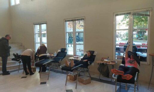 Στο Παπαστράτειο Μέγαρο Αγρινίου από τις 08:30 το πρωί ξεκίνησε η Χριστουγεννιάτικη Εθελοντική Αιμοδοσία και ακριβώς έξω Bazaar για τα παιδιά της «Φλόγας».