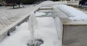 Στο Αγρίνιο το πρωί της Τρίτης, 23 Δεκεμβρίου 2025 στην Πλατεία Δημάδη το σιντριβάνι γέμισε σαπουνάδα, άγνωστοι έριξαν απορρυπαντικό.