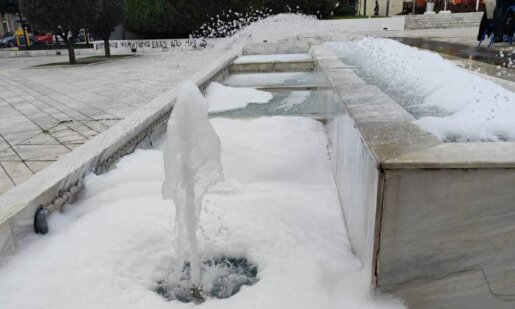 Στο Αγρίνιο το πρωί της Τρίτης, 23 Δεκεμβρίου 2025 στην Πλατεία Δημάδη το σιντριβάνι γέμισε σαπουνάδα, άγνωστοι έριξαν απορρυπαντικό.