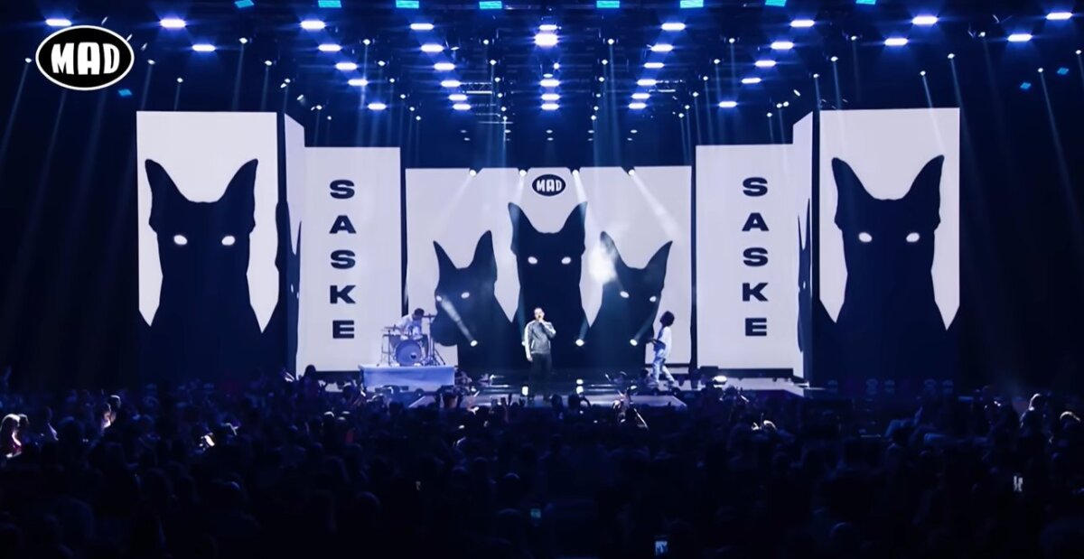 Πλησιάζουν τα Χριστούγεννα του 2025 και όλοι μετρούν αντίστροφα καθώς στις 23 Δεκεμβρίου ο Αγρινιώτης Saske τραγουδά live στην Πλατεία Δημοκρατίας, μία ανατρεπτική επιλογή.