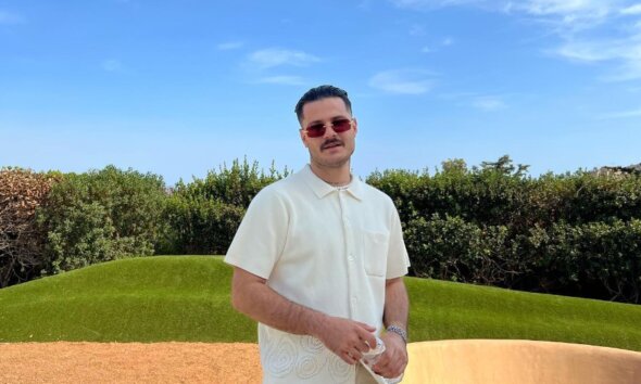 Στο Αγρίνιο όλοι μετρούν αντίστροφα για τη Χριστουγεννιάτικη συναυλία του Saske την ερχόμενη Τρίτη, 23 Δεκεμβρίου 2025 στις 21:00 όμως ελλοχεύει ο κίνδυνος αναβολής λόγω καιρικών συνθηκών.