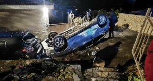 Στο Αγρίνιο αργά το απόγευμα της 19ης Δεκεμβρίου σημειώθηκε εκτροπή οχήματος σε αυλή σπιτιού στη Σπολάιτα με αποτέλεσμα ο οδηγός να μεταφερθεί στο Νοσοκομείο.