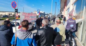 Έξω από το Ε.Φ.Κ.Α. Αγρινίου το πρωί της Τετάρτης, 10 Δεκεμβρίου 2025 πραγματοποιήθηκε μεγάλη κινητοποίηση της Ένωσης Οικοδόμων - Τα αιτήματά τους.