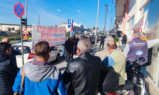 Έξω από το Ε.Φ.Κ.Α. Αγρινίου το πρωί της Τετάρτης, 10 Δεκεμβρίου 2025 πραγματοποιήθηκε μεγάλη κινητοποίηση της Ένωσης Οικοδόμων - Τα αιτήματά τους.