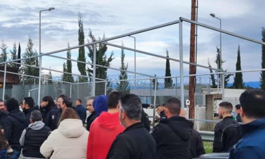 Στο Αγγελόκαστρο Αγρινίου και πιο συγκεκριμένα στα διόδια στήθηκε ένα μεγάλο στέγαστρο στην άκρη του οδοστρώματος από Αγρότες και Κτηνοτρόφους!