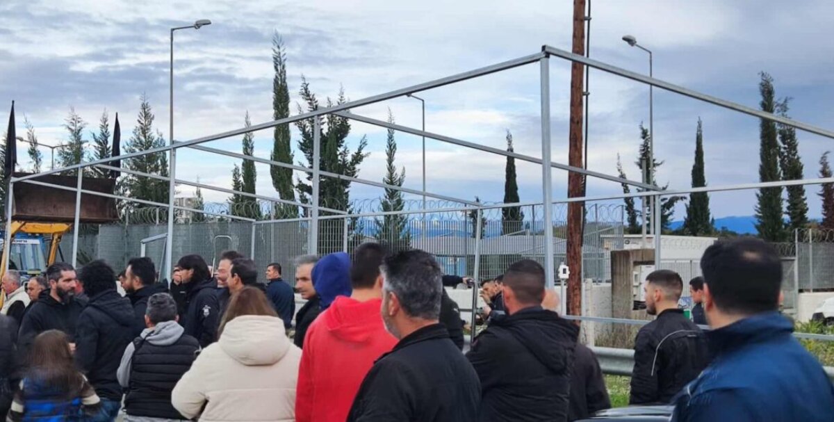 Στο Αγγελόκαστρο Αγρινίου και πιο συγκεκριμένα στα διόδια στήθηκε ένα μεγάλο στέγαστρο στην άκρη του οδοστρώματος από Αγρότες και Κτηνοτρόφους!