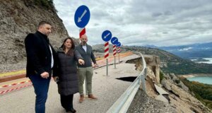 Ο Αντιπεριφερειάρχης Αιτωλοακαρνανίας, Θανάσης Μαυρομμάτης αναφέρθηκε μέσω ανάρτησης στο Facebook πως υποχώρησε τμήμα του οδοστρώματος στον δρόμο Αλευράδα-Γέφυρα Τατάρνας.