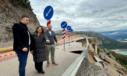 Ο Αντιπεριφερειάρχης Αιτωλοακαρνανίας, Θανάσης Μαυρομμάτης αναφέρθηκε μέσω ανάρτησης στο Facebook πως υποχώρησε τμήμα του οδοστρώματος στον δρόμο Αλευράδα-Γέφυρα Τατάρνας.