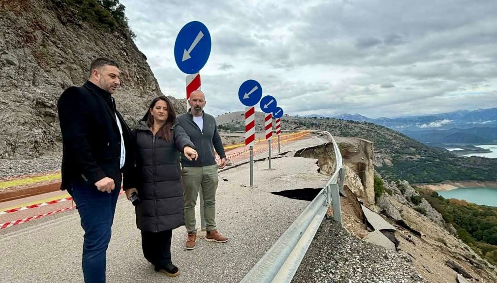 Ο Αντιπεριφερειάρχης Αιτωλοακαρνανίας, Θανάσης Μαυρομμάτης αναφέρθηκε μέσω ανάρτησης στο Facebook πως υποχώρησε τμήμα του οδοστρώματος στον δρόμο Αλευράδα-Γέφυρα Τατάρνας.