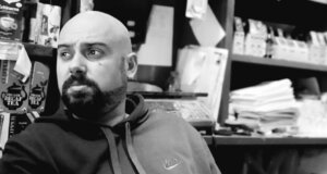 Στο Αγρίνιο άπαντες είναι σοκαρισμένοι καθώς ο 40χρονος έμπορος Θάνος Στεργίου άφησε την τελευταία του πνοή, πιο συγκεκριμένα τον εντόπισαν στο σπίτι του οι γονείς του.