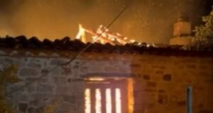 Στο Θέρμο σημειώθηκε ένα πολύ άσχημο συμβάν το βράδυ της 15ης Δεκεμβρίου με φωτιά που ξέσπασε σε σπίτι στην Άνω Μυρτιά και το κατέστρεψε ολοσχερώς.