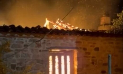 Στο Θέρμο σημειώθηκε ένα πολύ άσχημο συμβάν το βράδυ της 15ης Δεκεμβρίου με φωτιά που ξέσπασε σε σπίτι στην Άνω Μυρτιά και το κατέστρεψε ολοσχερώς.