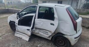 Στα Καλύβια Αγρινίου γύρω στις 14:30 σημειώθηκε ένα σοβαρό τροχαίο στον Πλάτανο, στο Νοσοκομείο μεταφέρθηκε με ασθενοφόρο του Ε.Κ.Α.Β. ο οδηγός του οχήματος.