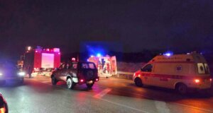 Ένα σοβαρό τροχαίο ατύχημα σημειώθηκε κατά τις βραδινές ώρες στον Άγιο Νικόλαο Βόνιτσας, με αποτέλεσμα τον εγκλωβισμό των επιβατών μετά την εκτροπή οχήματος.