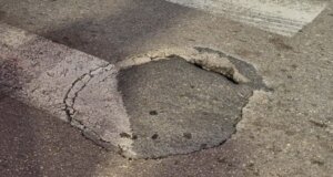 Στο Αγρίνιο υπήρξε κινητοποίηση στην Οδό Δαγκλή για τρύπα που άνοιξε στο σημείο, οι οδηγοί που περνούν από το συγκεκριμένο σημείο κινούνται με πολύ προσοχή.