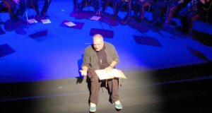 Στο ΔΗ.ΠΕΘΕ. Αγρινίου το απόγευμα της Δευτέρας, 22 Δεκεμβρίου 2025 ο Πασχάλης Τσαρούχας και η Φιλαρμονική ένωσαν τις δυνάμεις τους στους «Μαγικούς Μελομπιέδες».