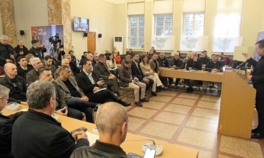 Ο Υφυπουργός Αθλητισμού, Γιάννης Βρούτσης, μετά το Πάρκο Αγρινίου επισκέφθηκε την αίθουσα συνεδριάσεων του Δημ. Συμβουλίου για την απολογιστική παρουσίαση του «Δ.Ε.Η. Tour of Hellas 2025».