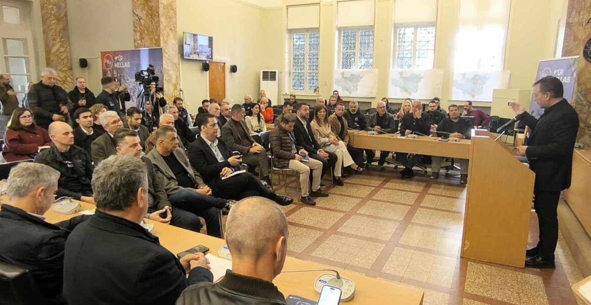 Ο Υφυπουργός Αθλητισμού, Γιάννης Βρούτσης, μετά το Πάρκο Αγρινίου επισκέφθηκε την αίθουσα συνεδριάσεων του Δημ. Συμβουλίου για την απολογιστική παρουσίαση του «Δ.Ε.Η. Tour of Hellas 2025».