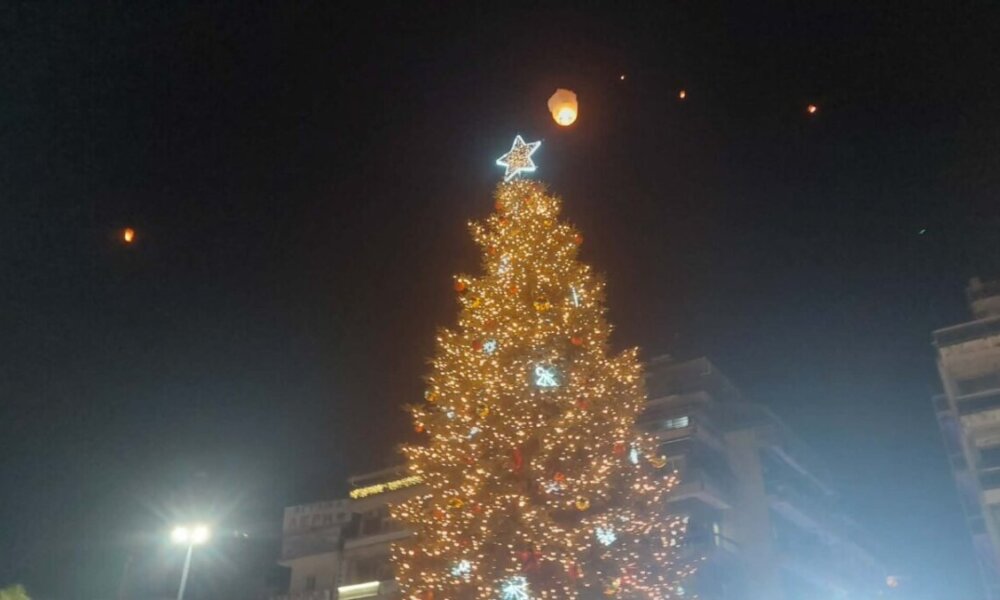 Στο Αγρίνιο το απόγευμα της 7ης Δεκεμβρίου λίγο μετά τις 19:00 φωταγωγήθηκε το Χριστουγεννιάτικο Δέντρο υπό τους ήχους της Φιλαρμονικής του Δήμου.