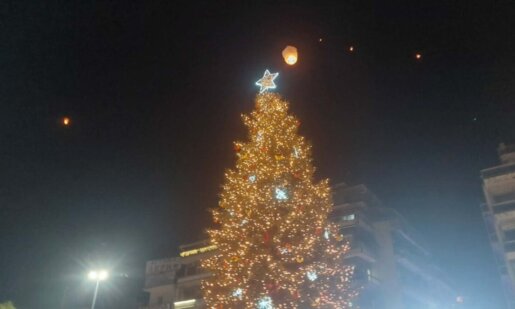 Στο Αγρίνιο το απόγευμα της 7ης Δεκεμβρίου λίγο μετά τις 19:00 φωταγωγήθηκε το Χριστουγεννιάτικο Δέντρο υπό τους ήχους της Φιλαρμονικής του Δήμου.