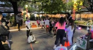 Το 3rd Agrinio Glow Christmasthlon πραγματοποιήθηκε στο κέντρο της πόλης το απόγευμα της 22ης Δεκεμβρίου 2025 σε μια φωτεινή Χριστουγεννιάτικη εορτή αθλητισμού και χαράς.