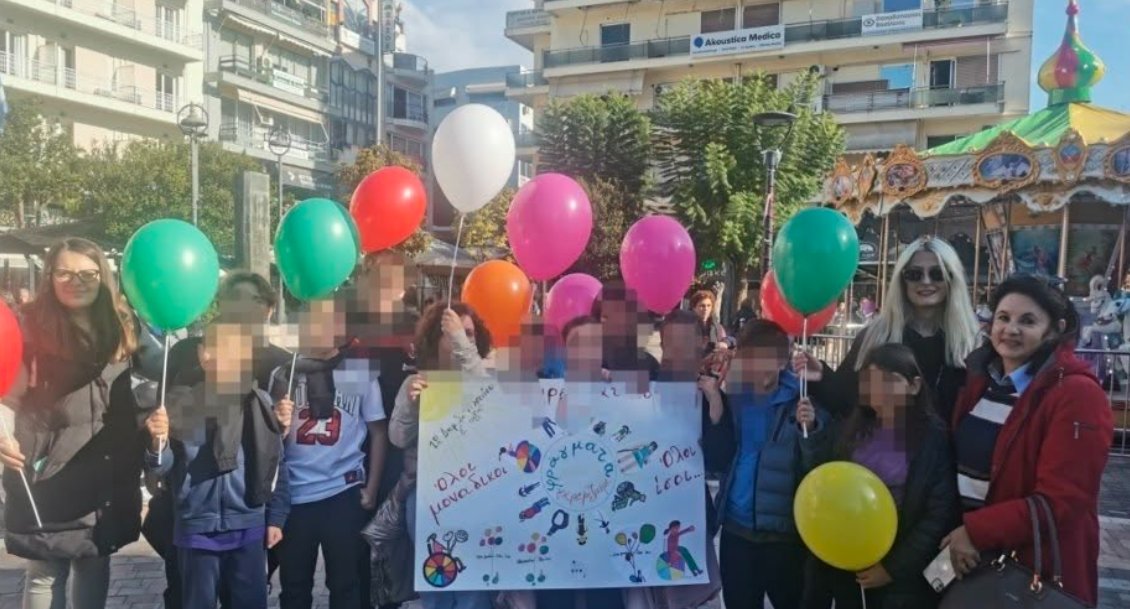 Στο Αγρίνιο το πρωί της Τετάρτης, 10 Δεκεμβρίου 2025 δόθηκε ένα μάθημα συμπερίληψης από Σχολεία στο κέντρο της πόλης - «Γέφυρες χτίζουμε, φράγματα γκρεμίζουμε».