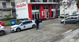 Στο Αγρίνιο όλοι απορούν γιατί ο 34χρονος δημιούργησε ένα τόσο σοβαρό επεισόδιο στο Δημαρχείο, για το οποίο οδηγήθηκε στις 12 της 9ης Ιανουαρίου ενώπιον του Εισαγγελέα.