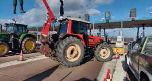 Στην Ιόνια Οδό με... καθυστέρηση τριών ωρών απέκλεισαν τα διόδια Αγγελοκάστρου οι Αγρότες της Αιτωλοακαρνανίας το πρωί της 8ης Ιανουαρίου 2026.