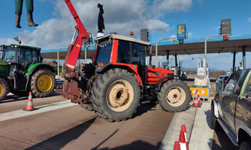 Στην Ιόνια Οδό με... καθυστέρηση τριών ωρών απέκλεισαν τα διόδια Αγγελοκάστρου οι Αγρότες της Αιτωλοακαρνανίας το πρωί της 8ης Ιανουαρίου 2026.