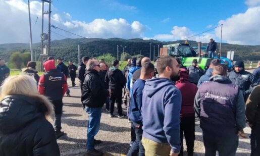 Οι Αγρότες Αιτωλοακαρνανίας απέκλεισαν μετά τις 12 το μεσημέρι και τον Κόμβο Κουβαρά, δηλώντας ανυποχώρητοι μετά την εξειδίκευση των νέων μέτρων.