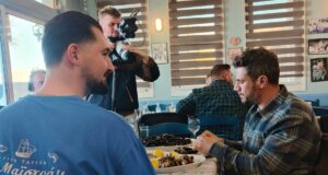 Από τον Alpha TV και εκπομπή «Akis Food Tour» σε ταβέρνα στη Βόνιτσα το πρωί του Σαββάτου, 31 Ιανουαρίου 2026 ο πρώτος Έλληνας «MasterChef» Άκης Πετρετζίκης!