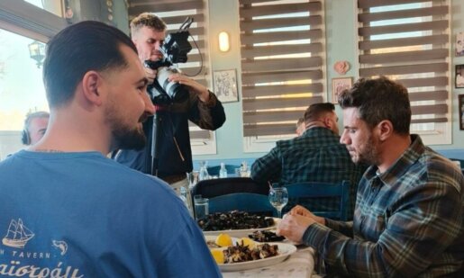 Από τον Alpha TV και εκπομπή «Akis Food Tour» σε ταβέρνα στη Βόνιτσα το πρωί του Σαββάτου, 31 Ιανουαρίου 2026 ο πρώτος Έλληνας «MasterChef» Άκης Πετρετζίκης!