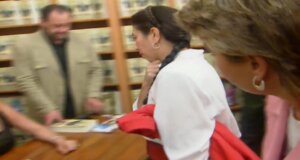 Η Αναστασία Αθήνη-Τσούνη άφησε την τελευταία της πνοή σε ηλικία 77 ετών - Στο Μοναστηράκι Βόνιτσας κηδεύεται η γυναίκα που χαστούκισε τη Δήμητρα Λιάνη-Παπανδρέου.