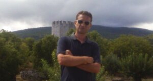 Ο Γιώργος Αποστολάκης του Δημήτριου έφυγε από τη ζωή σε ηλικία 56 ετών και στη Βόνιτσα πενθούν για την απώλειά του, ο εκλιπών ήταν πατέρας ενός παιδιού.