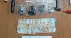 Η ΕΛ.ΑΣ. έκανε γνωστό πως το μεσημέρι της 9ης Ιανουαρίου συνελήφθησαν στο Αγρίνιο δύο άνδρες για διακίνηση ναρκωτικών και παράβαση του νόμου περί όπλων.
