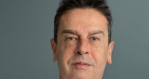 Ο Ογκολόγος Δημήτρης Σιατής «έφυγε» νικημένος από καρκίνο, την ασθένεια στην οποία αφιέρωσε την επιστημονική και επαγγελματική του πορεία.