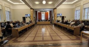 Στο Αγρίνιο το απόγευμα της 3ης Ιανουαρίου αποφασίστηκε ομόφωνα από το Δημοτικό Συμβούλιο η απόδοση τιμών στην εκλιπούσα Ουρανία Λανάρα.