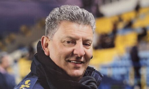 Ύστερα από 41 χρόνια στην ΕΛ.ΑΣ. ο Δημήτρης Γαλαζούλας αποστρατεύτηκε και όπως λέει και ο ίδιος «χαιρετίσματα λοιπόν στην εξουσία, εγώ κρατάω την ουσία και ονειρεύομαι».