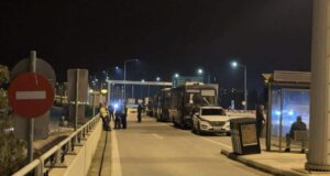 Στη Γέφυρα Ρίου-Αντιρρίου από νωρίς το βράδυ της 7ης Ιανουαρίου έχουν τοποθετηθεί ισχυρές αστυνομικές δυνάμεις για να εμποδίσουν Αγρότες και Κτηνοτρόφους.