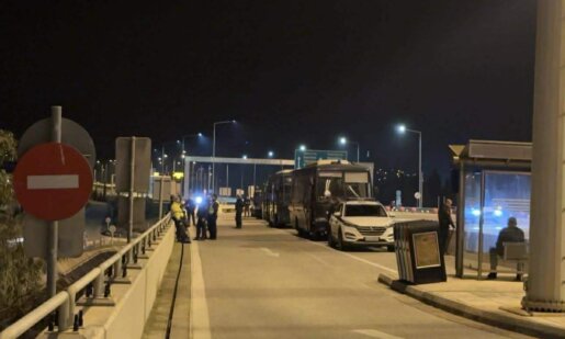 Στη Γέφυρα Ρίου-Αντιρρίου από νωρίς το βράδυ της 7ης Ιανουαρίου έχουν τοποθετηθεί ισχυρές αστυνομικές δυνάμεις για να εμποδίσουν Αγρότες και Κτηνοτρόφους.