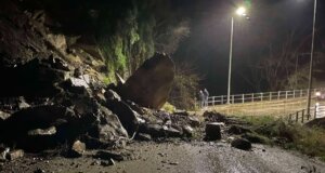 Ο Δήμος Αγρινίου είναι παντού! Αυτό ανέφερε -μεταξύ άλλων- σε μεταμεσονύκτια ανάρτησή του ο Αντιδήμαρχος Γιάννης Βασιλείου με αφορμή τις νέες κατολισθήσεις.