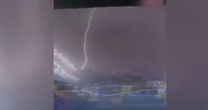 Στο Αγρίνιο η κακοκαιρία ήταν έντονη τις τελευταίες ημέρες κάτι που αποτυπώθηκε και στο Γήπεδο της Προυσιωτίσσης όταν κεραυνός «χτύπησε» στο Ημίχρονο του Παναιτωλικός - Π.Α.Ο.Κ.