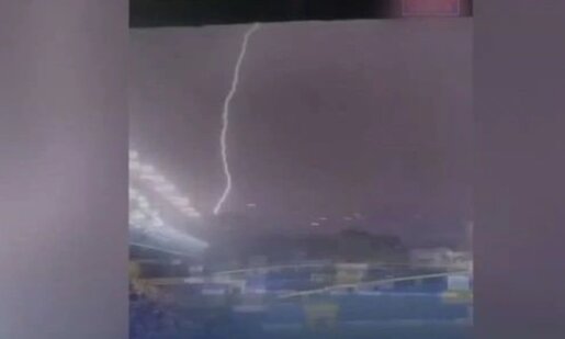 Στο Αγρίνιο η κακοκαιρία ήταν έντονη τις τελευταίες ημέρες κάτι που αποτυπώθηκε και στο Γήπεδο της Προυσιωτίσσης όταν κεραυνός «χτύπησε» στο Ημίχρονο του Παναιτωλικός - Π.Α.Ο.Κ.