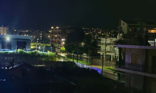 Η κακοκαιρία στο Αγρίνιο συνεχίζεται μιας και κατά τις απογευματινές ώρες -στην ανάπαυλα του αγώνα Παναιτωλικός - Π.Α.Ο.Κ.- σημειώθηκε έντονη κεραυνική δραστηριότητα αλλά και χαλάζι.