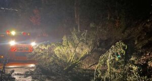 Η κακοκαιρία καλά κρατεί με μηχανήματα της Περιφέρειας Δυτικής Ελλάδας να βρίσκονται στον δρόμο Αγρίνιο-Καρπενήσι για ρίψεις άλατος και απομάκρυνση χιονιού.