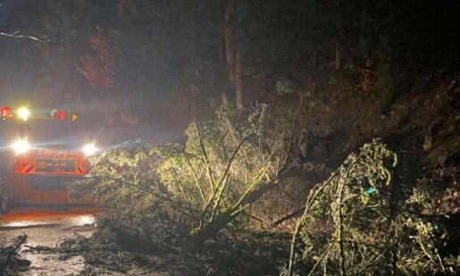 Η κακοκαιρία καλά κρατεί με μηχανήματα της Περιφέρειας Δυτικής Ελλάδας να βρίσκονται στον δρόμο Αγρίνιο-Καρπενήσι για ρίψεις άλατος και απομάκρυνση χιονιού.