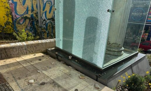 Ο Δήμος Αγρινίου καταδικάζει τους νέους βανδαλισμούς στους κίονες του Μητροπολιτικού Ναού μετά τις νέες φθορές που προκλήθηκαν.