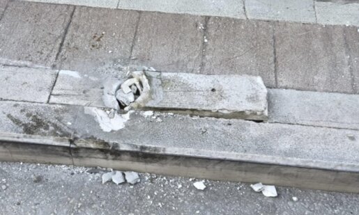 Στο Αγρίνιο το πρωί της 18ης Ιανουαρίου ένας οδηγός πήρε... σβάρνα Κυριακάτικα τα κολωνάκια από το πεζοδρόμιο της Οδού Κύπρου!