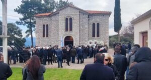 Στο Λιθοβούνι Αγρινίου στον τόπο κατοικίας του βρίσκεται πλέον ο Κώστας Αλεξανδρής, όλοι ήταν εκεί για το τελευταίο «αντίο» στον άτυχο 50χρονο Πρόεδρο της Κοινότητας.